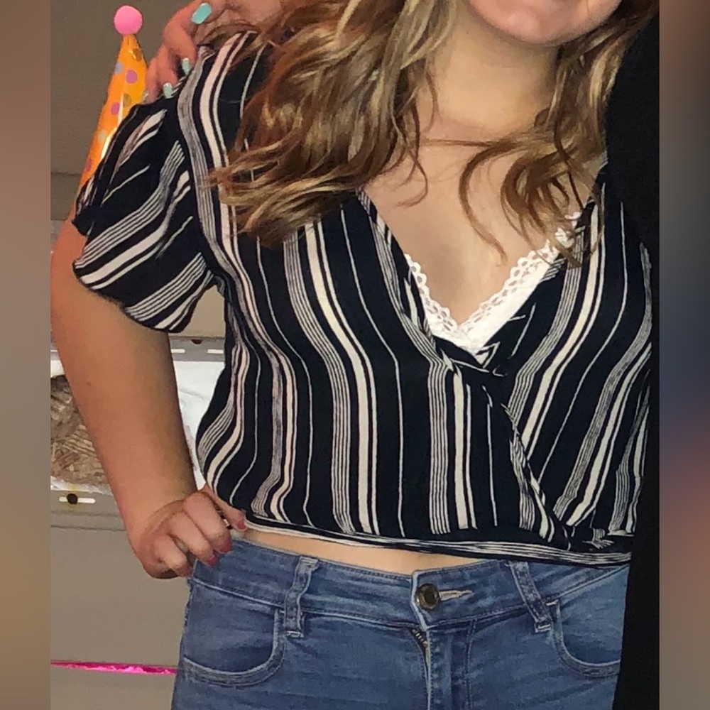 Navy blue & cream crop top w/ tie in back. CAN BE STEAMED PRIOR TO BEING SENT